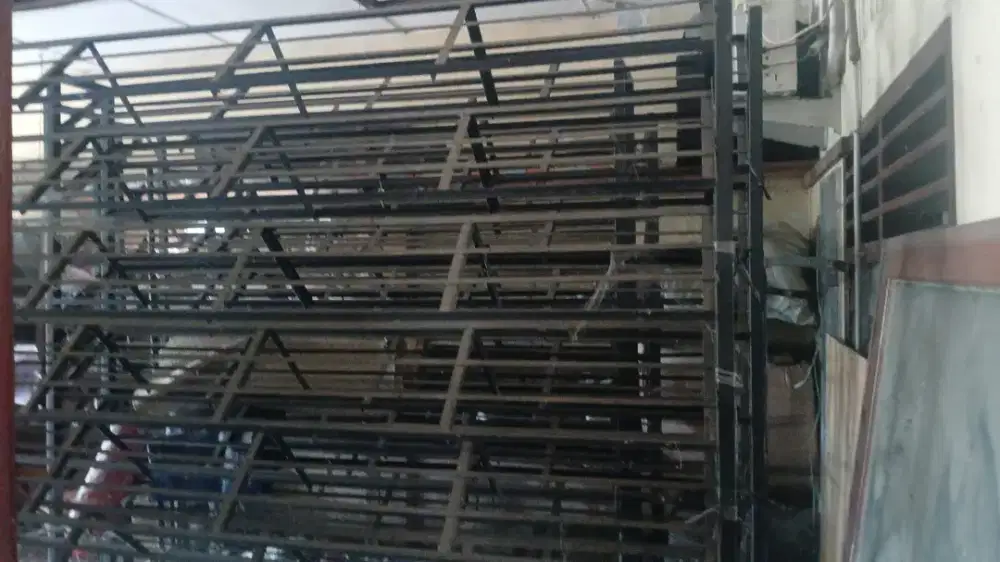 Rak sepatu/tas untuk usaha