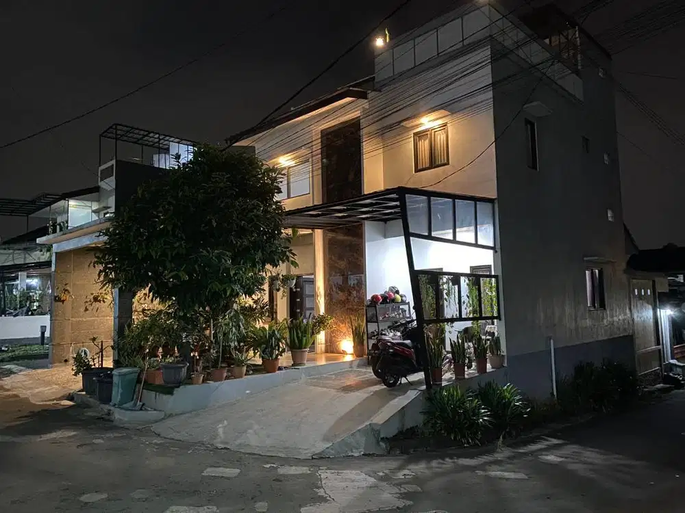 Dijual Rumah 3 Lantai Cihanjuang SHM | View Bandung | Carport 2