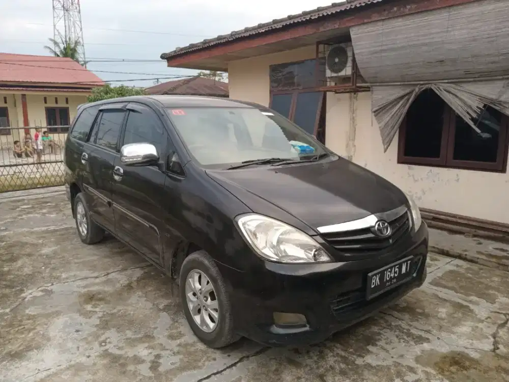 Kijang Inova bensin type G Manual Tahun 2011.