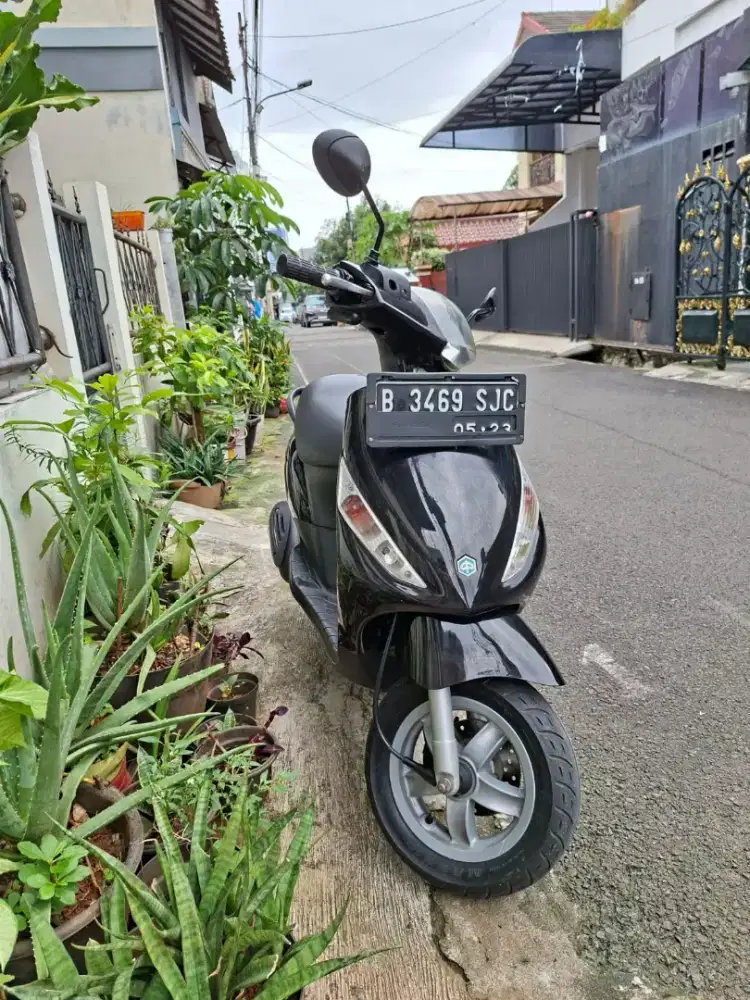 Piaggio Zip 100 (Hitam)