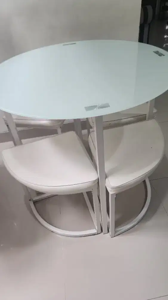 Meja makan set kursi