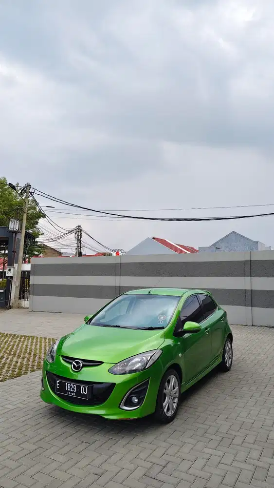 Mazda 2 R AT 2011 ( tipe tertinggi )