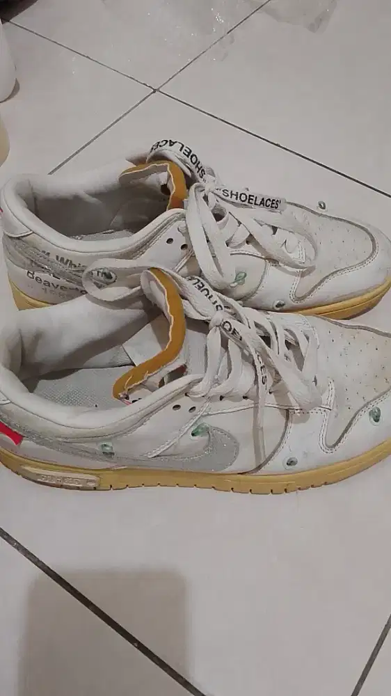 Nike Sb dunk white size 42 insol 26'5 mulus tapak tebal kondisi baik.