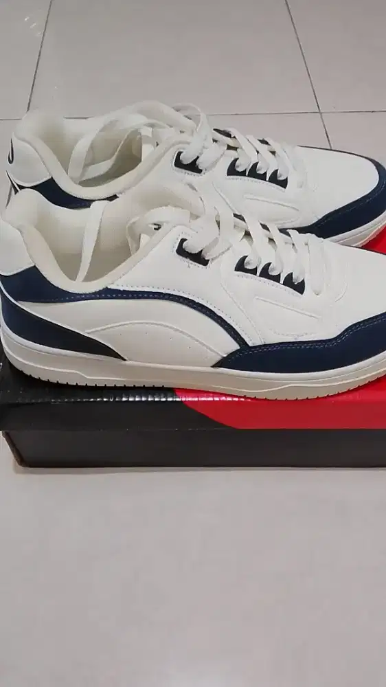 Sepatu AirWalk white blue size 43 belinya kemarin agak besar .