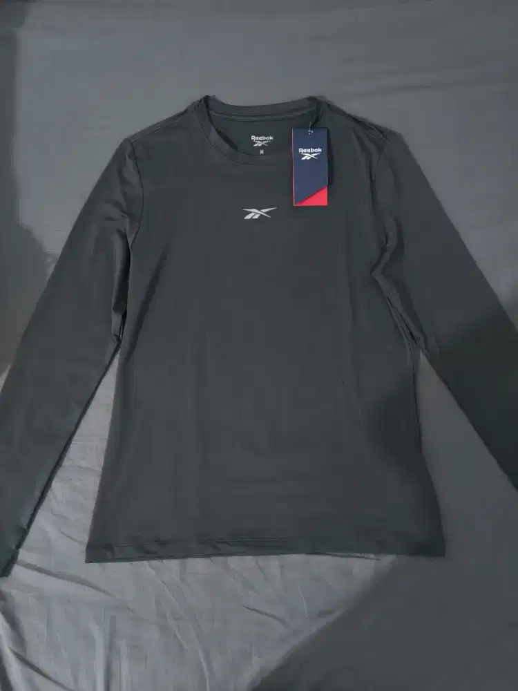 REEBOK LONG SLEEVE PERFORMANCE TEE SIZE M