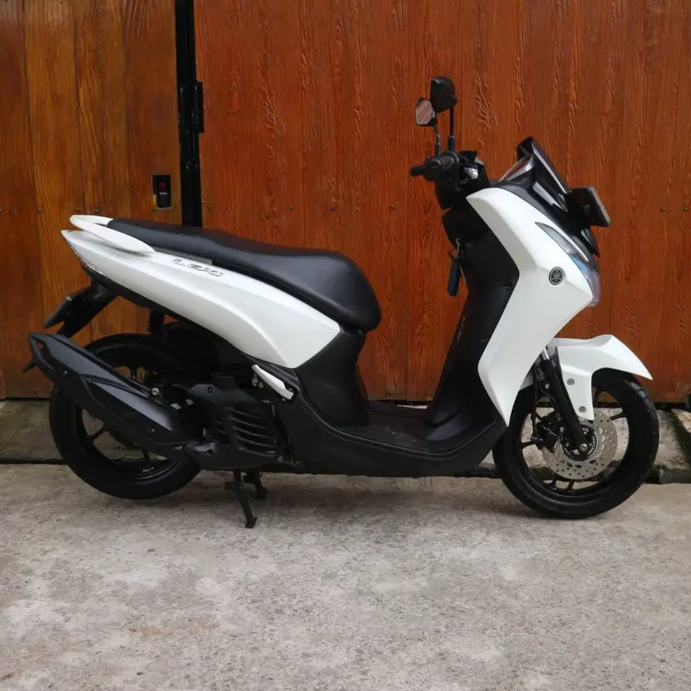 YAMAHA LEXI 2018 MULUS KM LOW KUNCI 2 MOTOR TERAWAT SIAP RIDING JAUH