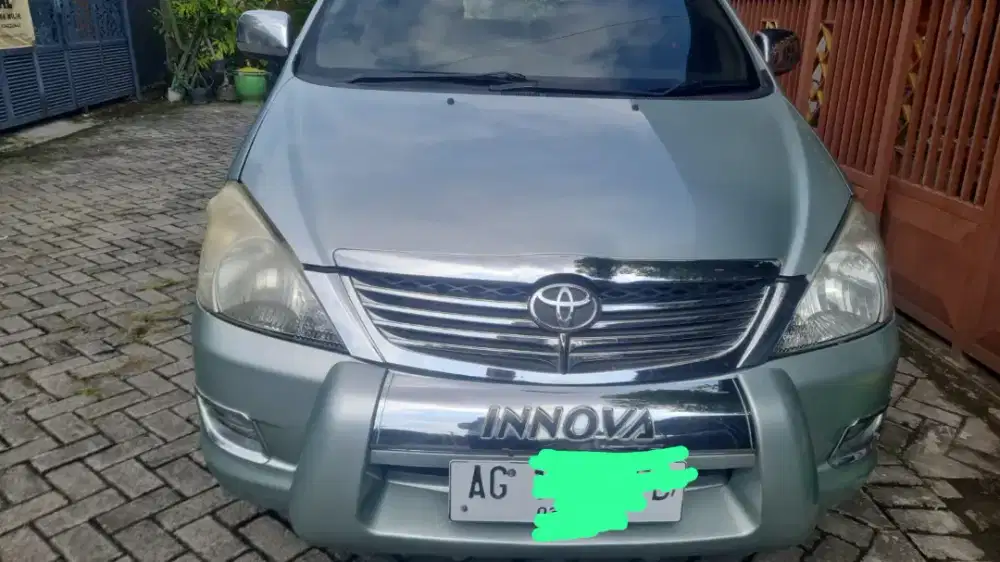 Innova tipe V hijau metalik