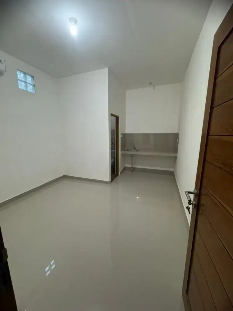 Kos dekat living world