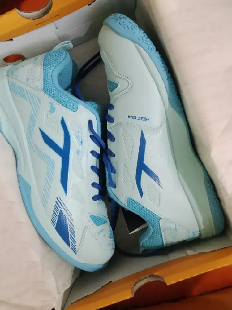 Sepatu badminton Hundred razor