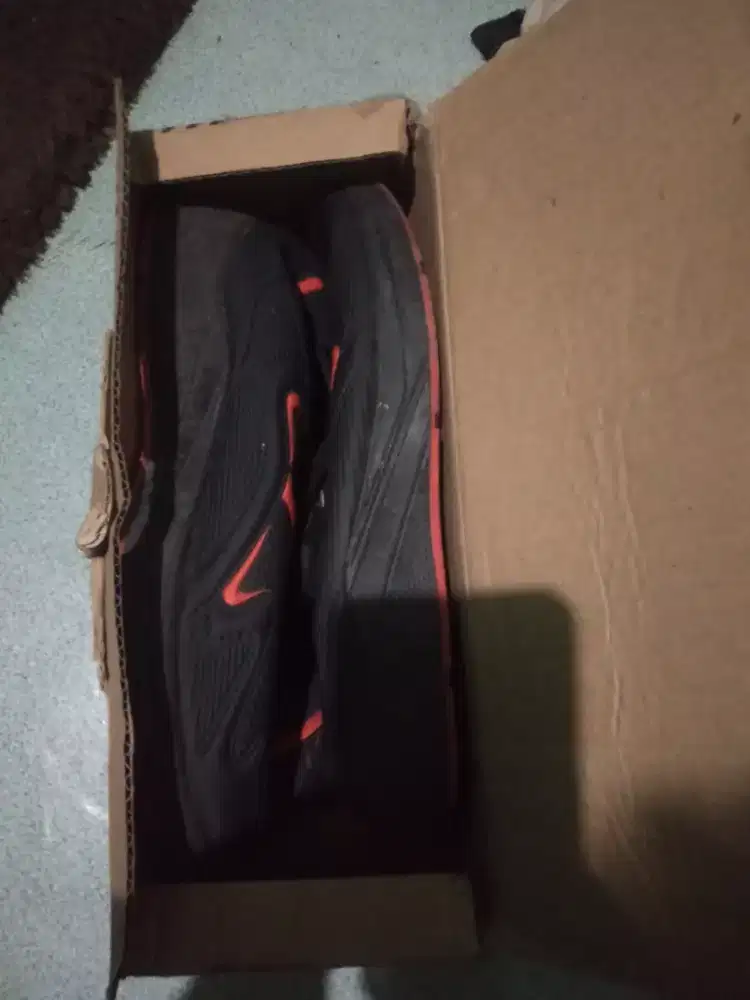 Sepatu olahraga pria na