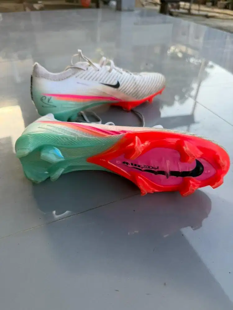 Sepatu bola bekas berasa baru