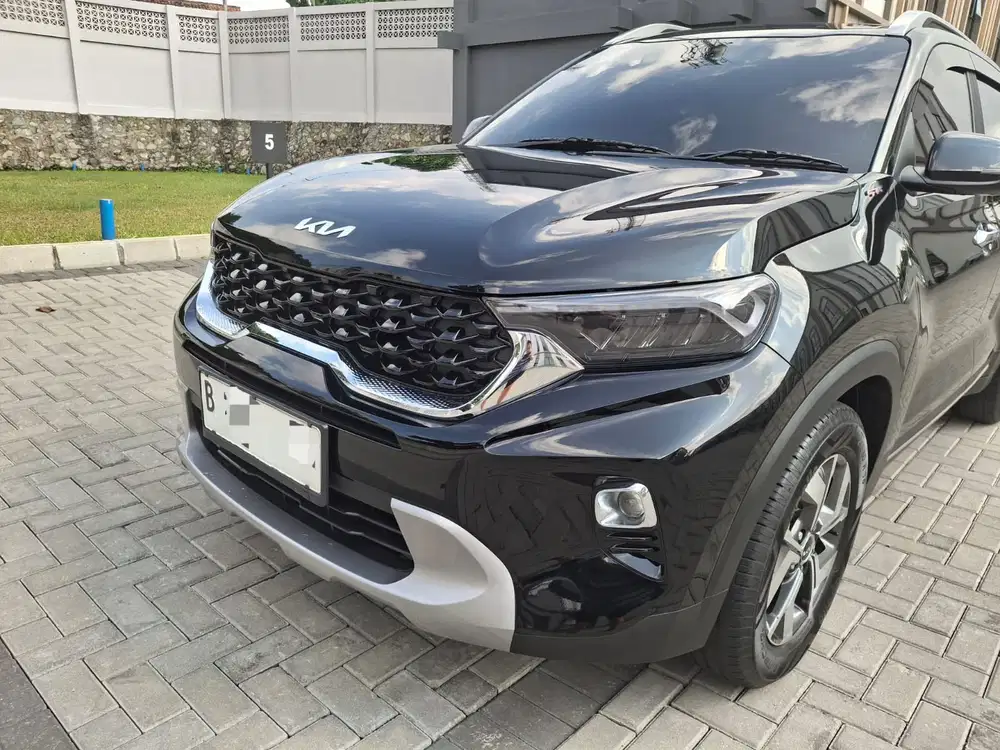 Kia Sonet Premiere Sport 1.5L AT 2022 Hitam - Mobil seperti baru