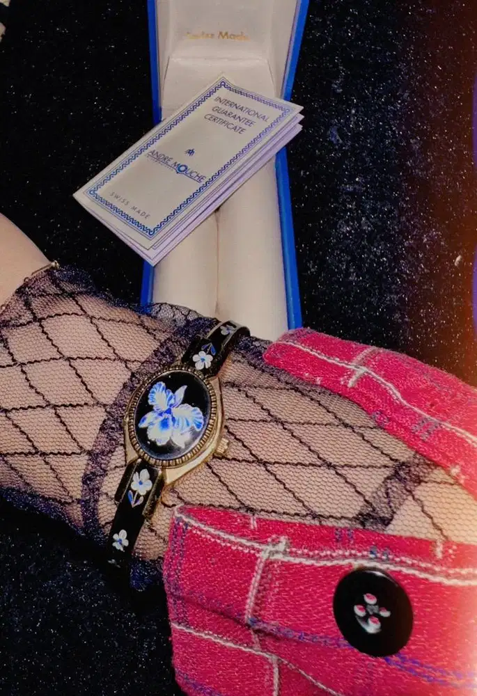 JAM TANGAN VINTAGE ANDRE M0UCHE BANGLE PEEK-A-BOO GOLD