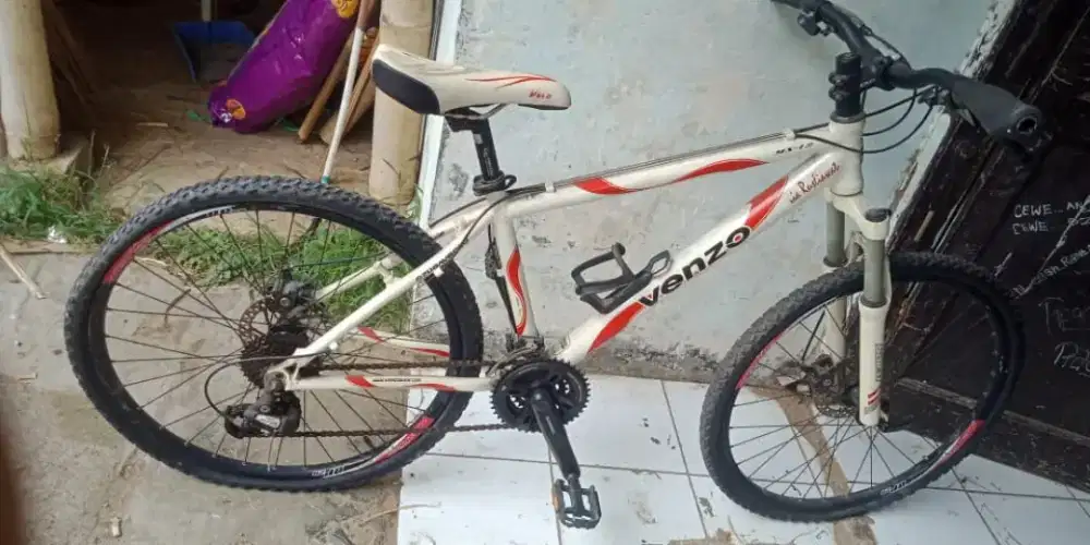 Sepeda gunung VENZO,