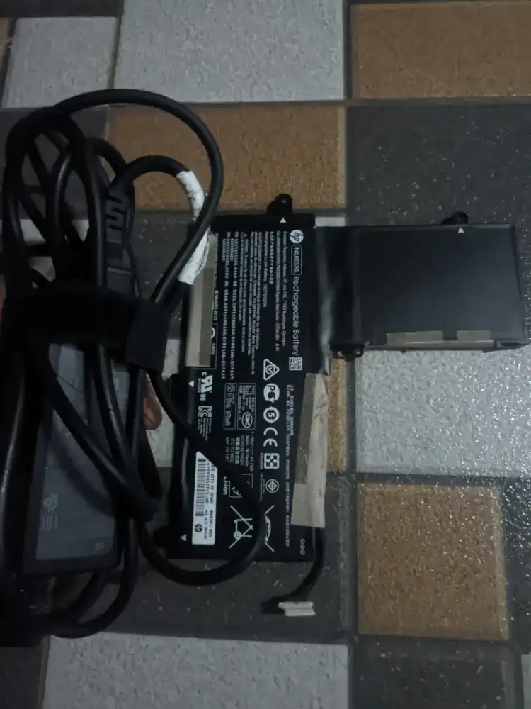 Punya charger laptop merek hp dan baterai nya masih aman