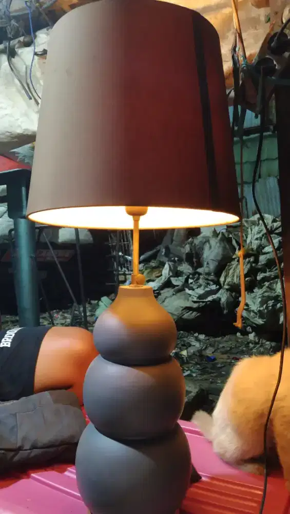 Lampu meja estetik minimalis elegan