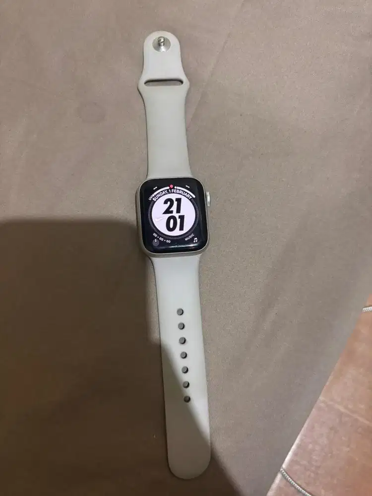 Apple Watch SE 2 jam tangan