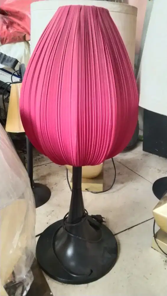 Lampu meja estetik cahaya merah hangat