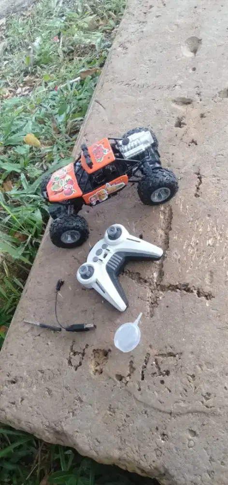 Di jual mainan anak mobil remot ada lampu,musik,  asap Bost dll