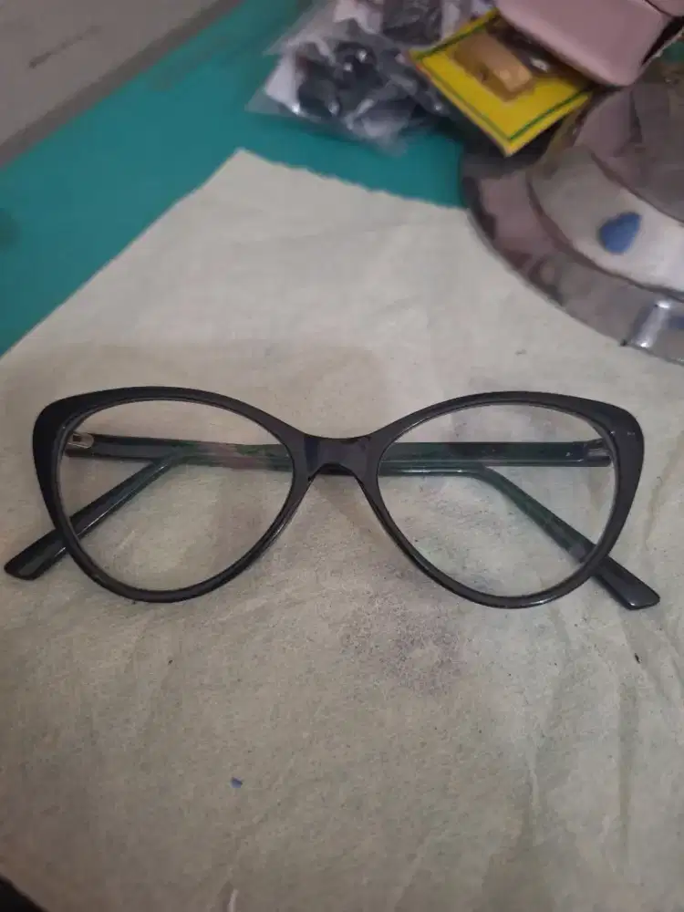 Kacamata wanita 
Cat eye warna hitam 
Limited edition 
Barang terawat