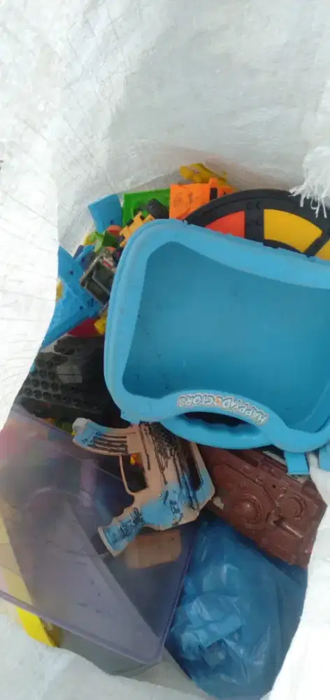 Di jual semua  macam mainan anak   1 karung  murah aja wa, hp no ini