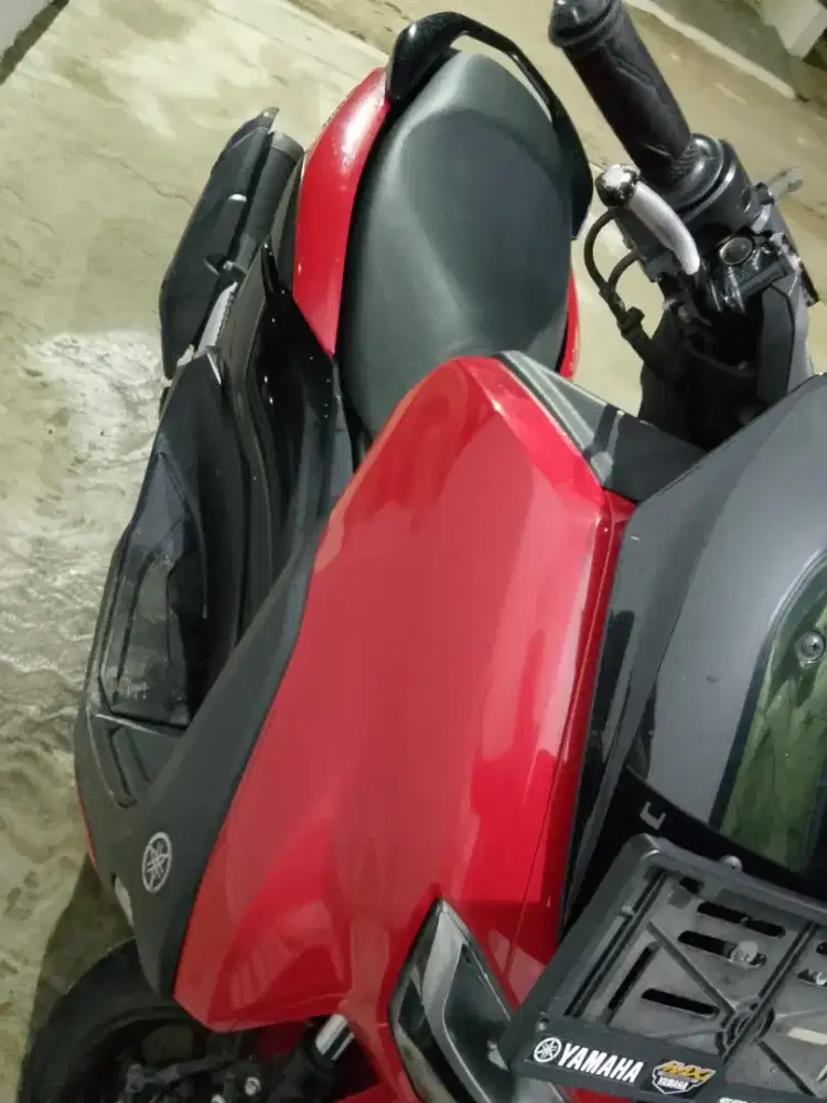 Motor n max warna merah