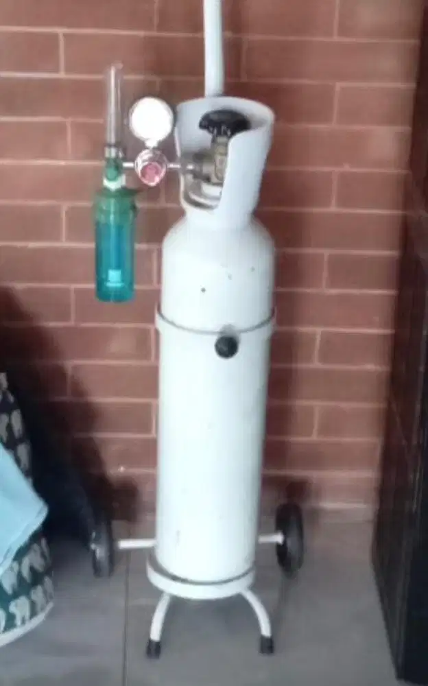 Tabung oksigen dan regulator