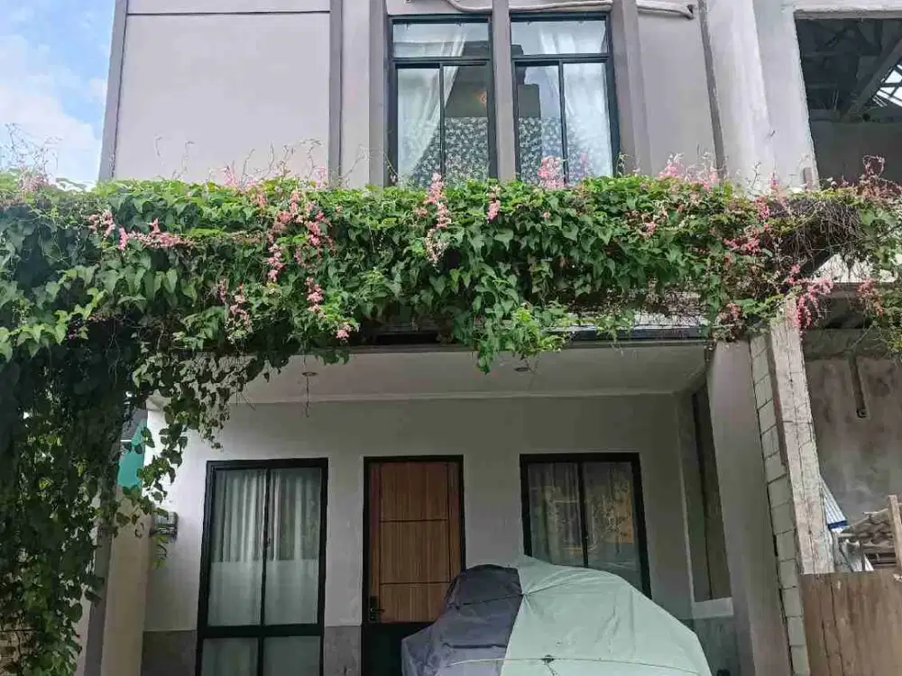 DIJUAL RUMAH CANTIK FULL FURNISHED KE STASIUN KRL CUMA 8 MENIT