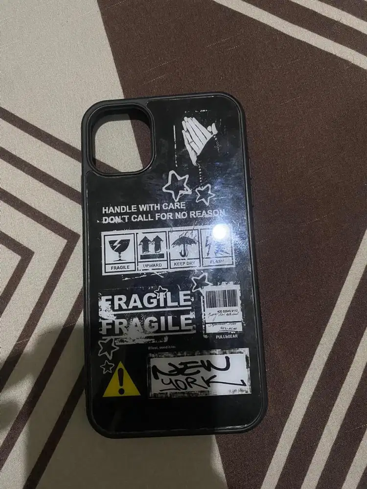 Dijual case iphone 11 mrek pull @ bear - kondisi mulus 90%