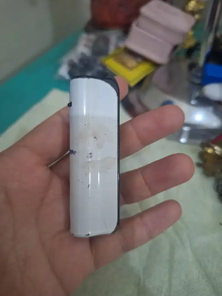 Korek api warna putih 
Mudah untuk dibawa 
Limited edition 
Barang ter