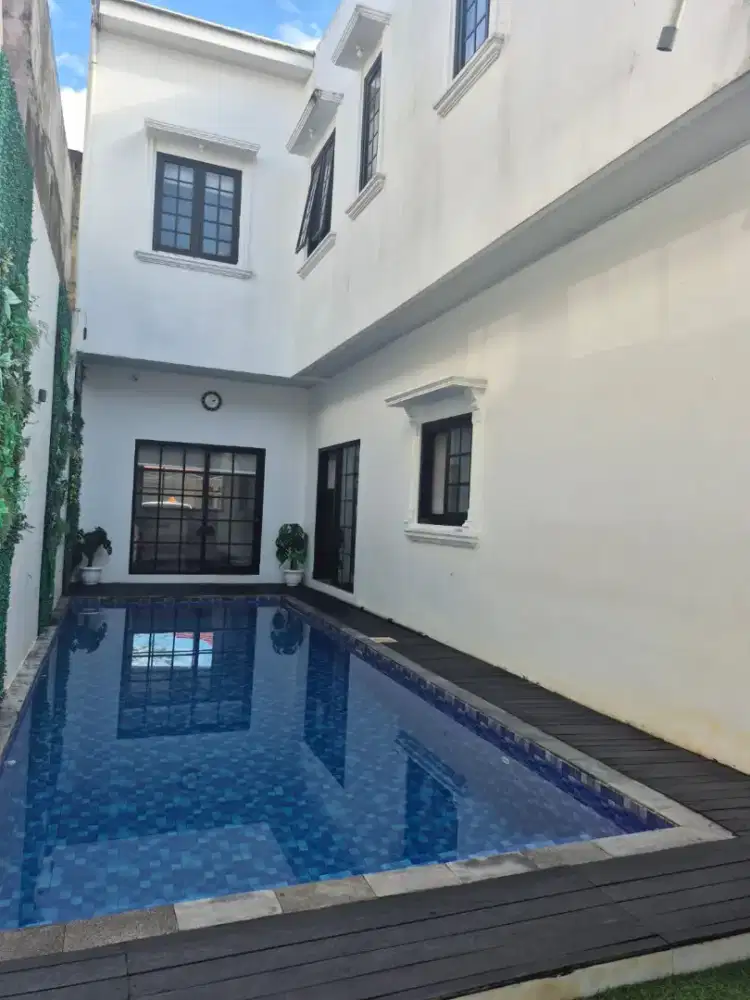 Di jual rumah 2 lantai full furnish plus kolam renang
