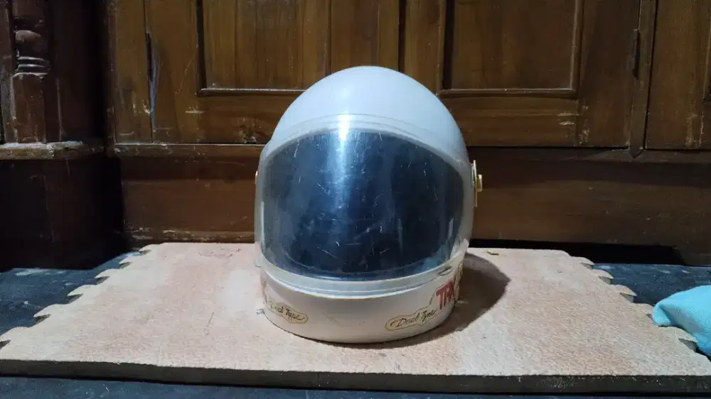 Dijual helm jadul merk TRX
