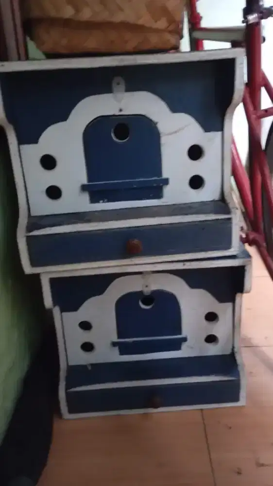 Dua Gupon kondisi ok terbuat dari papan tebal