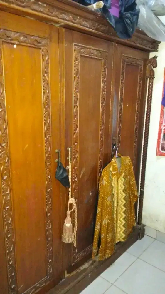 DI Jual 3 Lemari Kayu Jati & 1 Lemari Pajangan