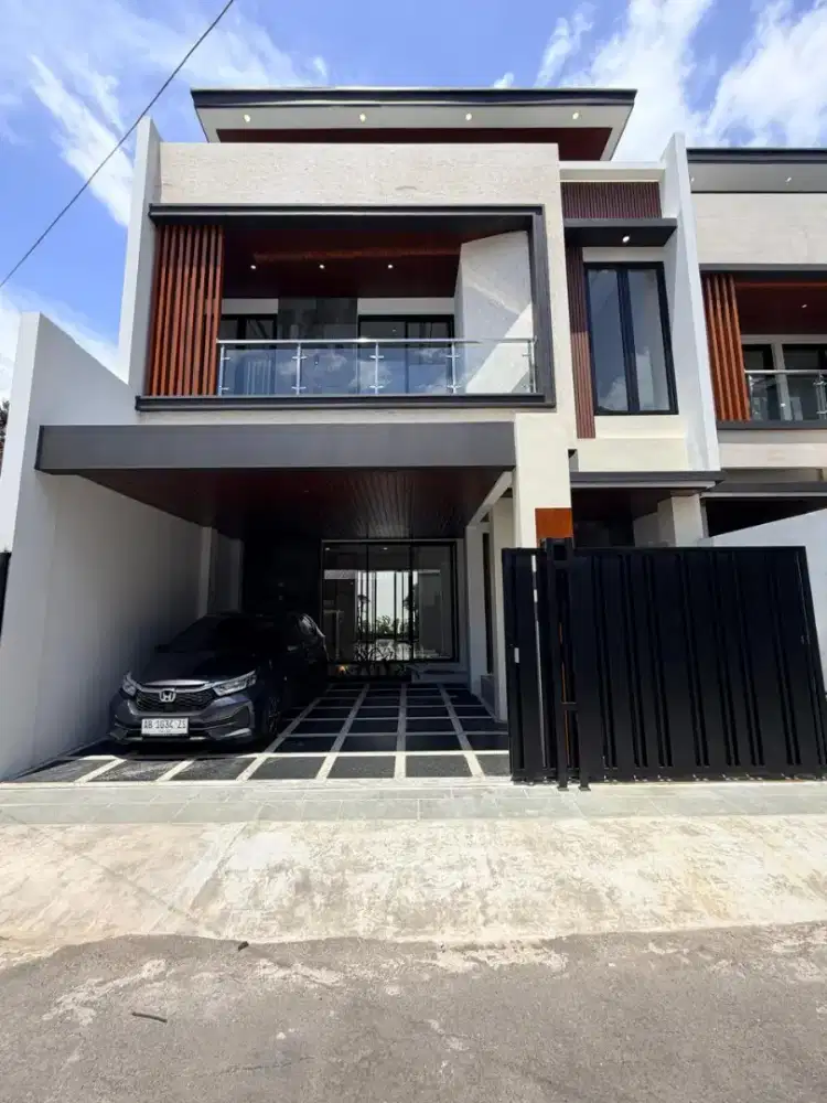 Istimewa! Rumah Mewah dg Rooftop Luas Dekat UGM Area Jl. Palagan Km 1