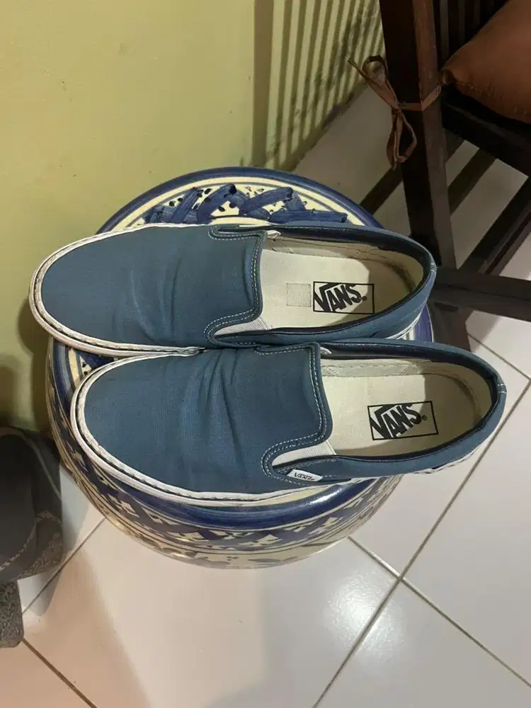 sepatu vans warna biru size 43