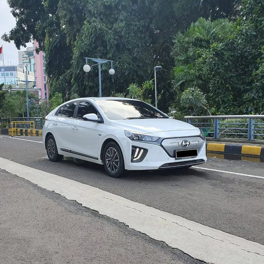 (TDP 40 JT) LOW KM 44 RB ! HYUNDAI IONIQ EV PUTIH 2021 !