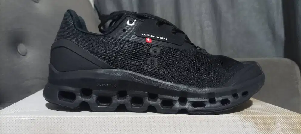 Sepatu oncloud No 41 untuk padel new