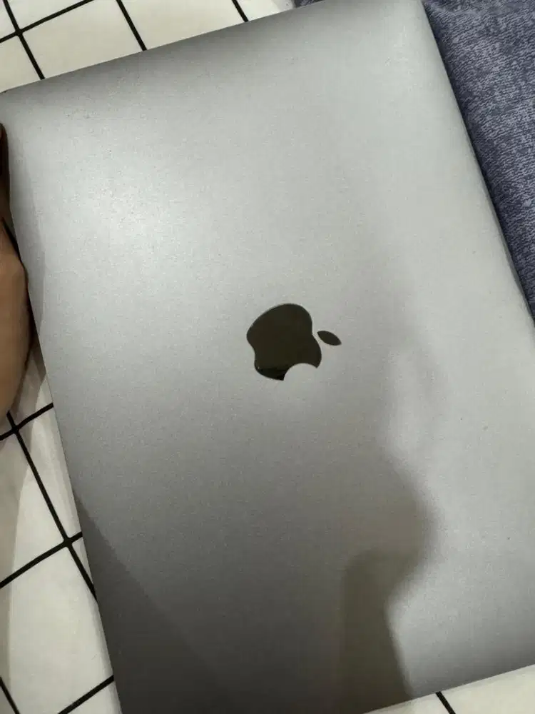 (Preloved) Apple MacBook Air (13.3 inci, M1 2020)  8GB RAM, 256GB SSD