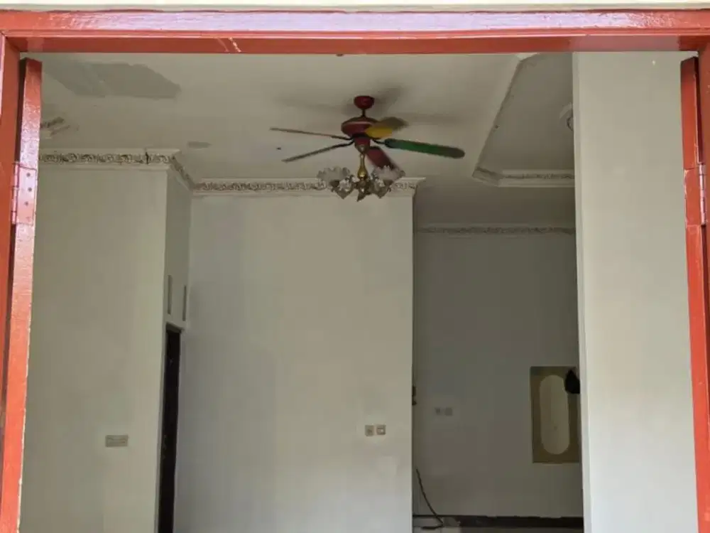 Rumah hook di dalam komplek di Jatikramat ada halaman depan dan belakang, sirkulasi udara baik S244