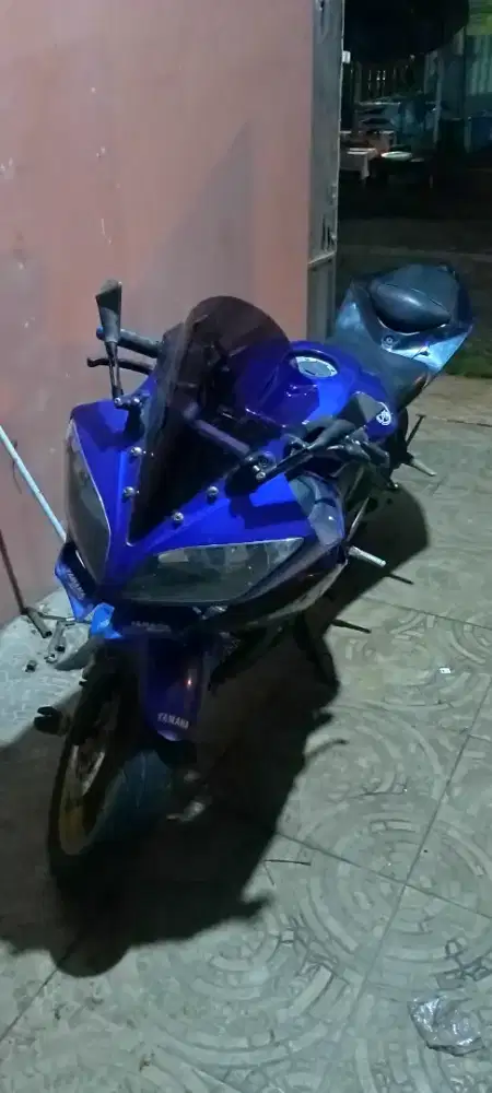 R15 V2 warna biru