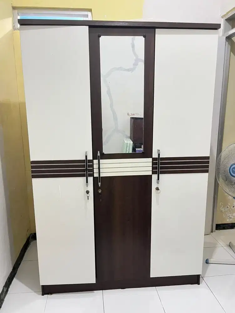 Lemari Pakaian 3 Ruang