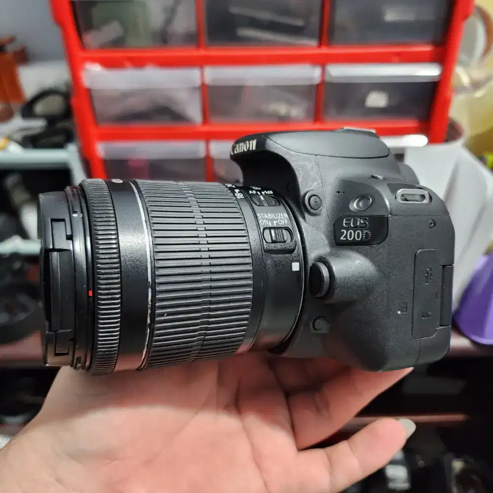 Kamera DSLR Canon 200D Lensa Kit 18-55mm