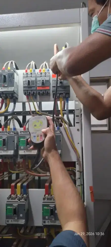 Technisi listrik dan ac