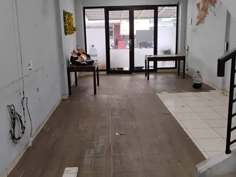 Ruko di Legenda Wisata. Terletak di blok depan, bebas banjir, udara nyaman S245