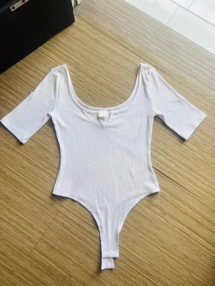 H&M Wanita BodySuit Kerah Neck V Thong Material Bahan Knit White