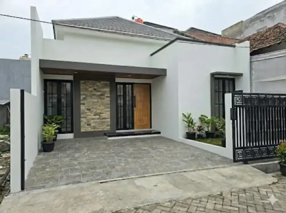 Rumah baru lokasi strategis di tengah kota kudus