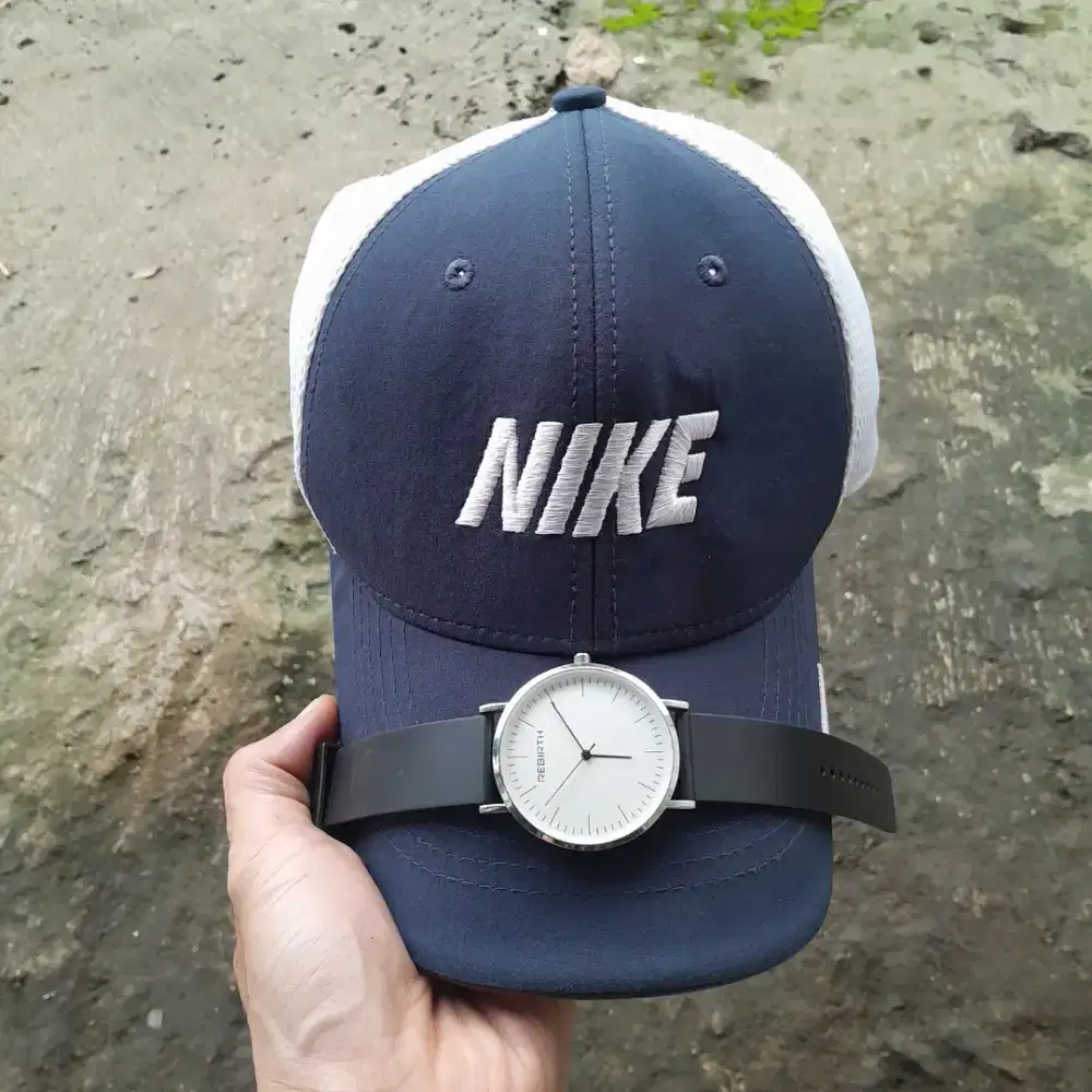Topi Nike dan Jam Tangan