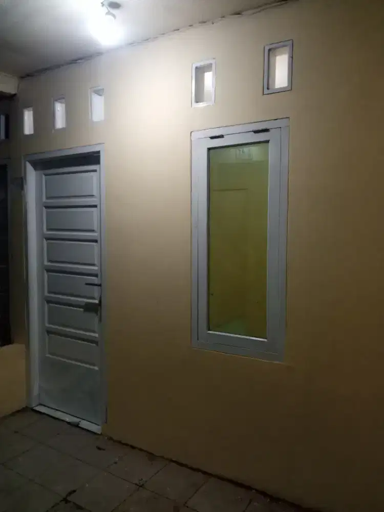 Disewakan kontrakan petakan kondisi bersih baru cet ulang