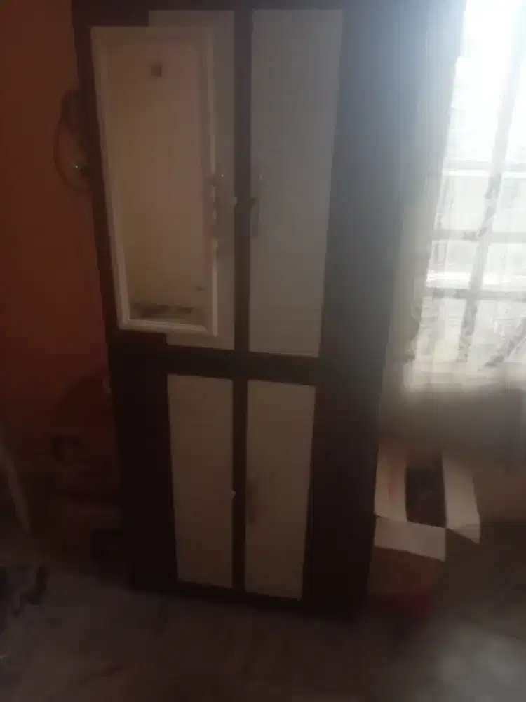 Lemari pakaian naiba